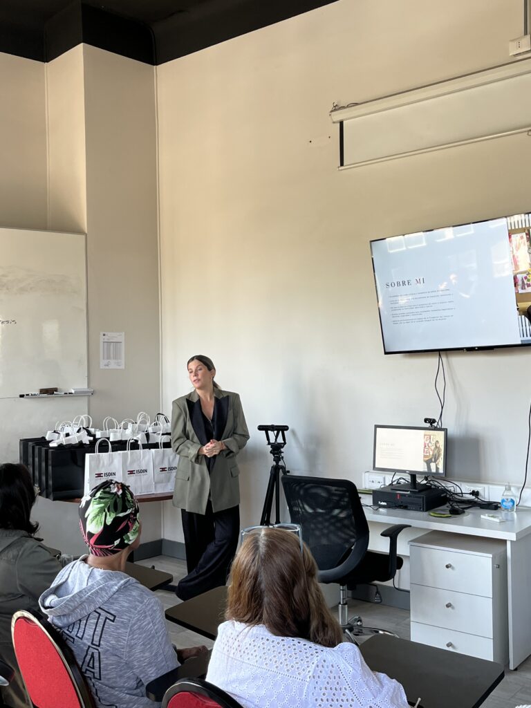 Conversatorio junto a la diseñadora Ange Eyzaguirre fortaleció la confianza en nuestra comunidad
