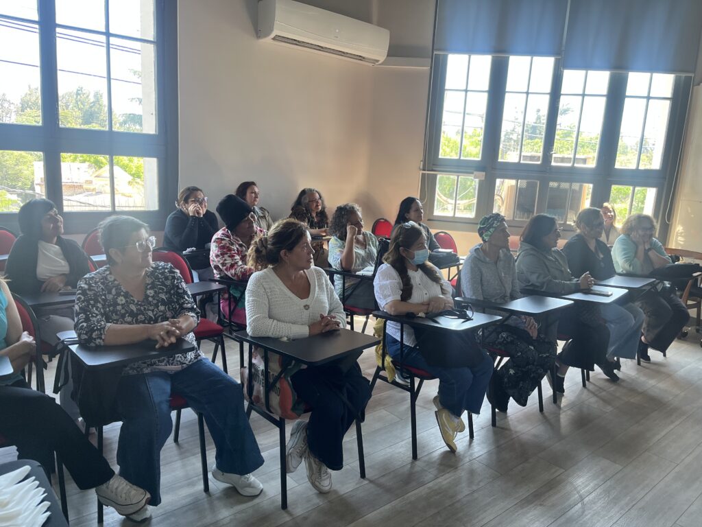 Conversatorio junto a la diseñadora Ange Eyzaguirre fortaleció la confianza en nuestra comunidad