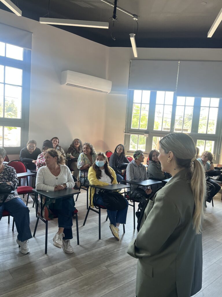 Conversatorio junto a la diseñadora Ange Eyzaguirre fortaleció la confianza en nuestra comunidad